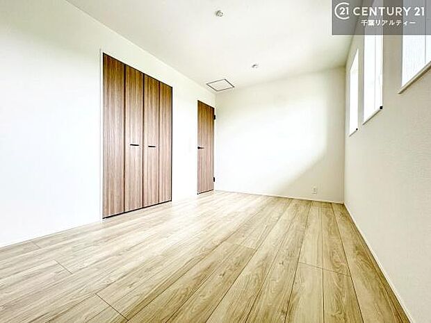 優しい光が差し込む洋室は、朝の目覚めも気持ちが良さそうですね。おうち時間もゆったりと過ごすことができます。優しい色合いのフローリングがどんな家具にもマッチします！