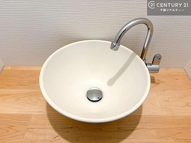 深い洗面台ボウルは、水が跳ねにくいのでお手入れが楽々！清潔感が保てます！キレイな洗面所で自分磨きのモチベーションが上がりますね！