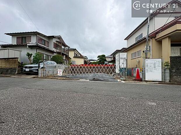 前面道路はゆとりある6m幅員。お車のすれ違いや駐車もスムーズに行え、毎日の運転も安心です。