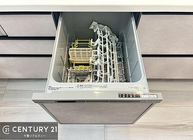 食洗機付きのキッチンです!忙しい時や手荒れ防止として大変活躍する便利な仕様!ビルトインなのでキッチンの場所を取らず調理スペースを広く使うことが出来ます!
