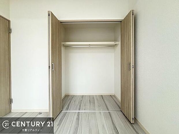 住空間をすっきり使うためには必須ポイントの収納スペースですよね。是非現地でご確認ください!