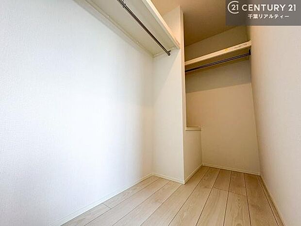 【現地販売会開催中】ウォークインクローゼット付きです。たくさんのお洋服などを収納しておけそうですね!他にも扇風機や加湿器など季節物の大きな家電も収納できます!