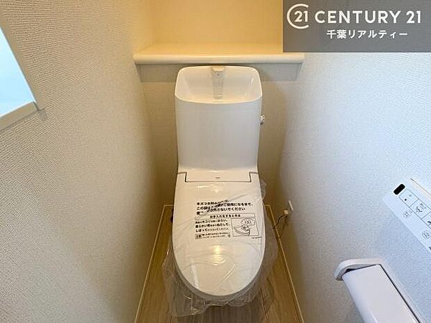 【現地販売会開催中】温水洗浄便座につき、冬場は便座が暖かくできるので冷たい便座に座らずに済む嬉しい仕様です!シンプルなカラーを基調としているので、お手入れがしやすいです。