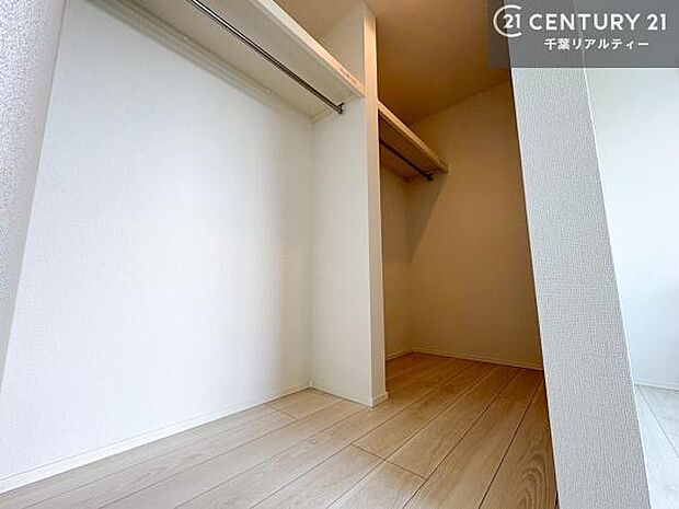 【現地販売会開催中】ウォークインクローゼット付きです。たくさんのお洋服などを収納しておけそうですね!他にも扇風機や加湿器など季節物の大きな家電も収納できます!
