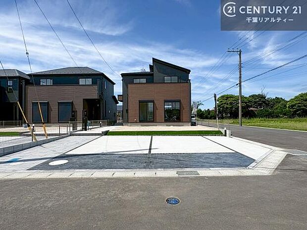 【現地販売会開催中】カースペースは並列で2台駐車可能なゆとりある設計。お車同士の入れ替えが不要なため、毎日の通勤やお出かけもスムーズに行えます。