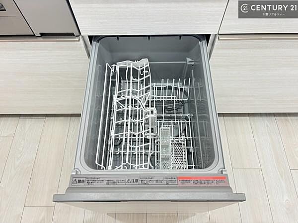 食洗機付きのキッチンです！忙しい時や手荒れ防止として大変活躍する便利な仕様！ビルトインなのでキッチンの場所を取らず調理スペースを広く使うことが出来ます！