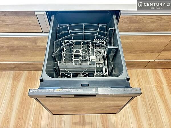 食洗機付きのキッチンです！忙しい時や手荒れ防止として大変活躍する便利な仕様！ビルトインなのでキッチンの場所を取らず調理スペースを広く使うことが出来ます！