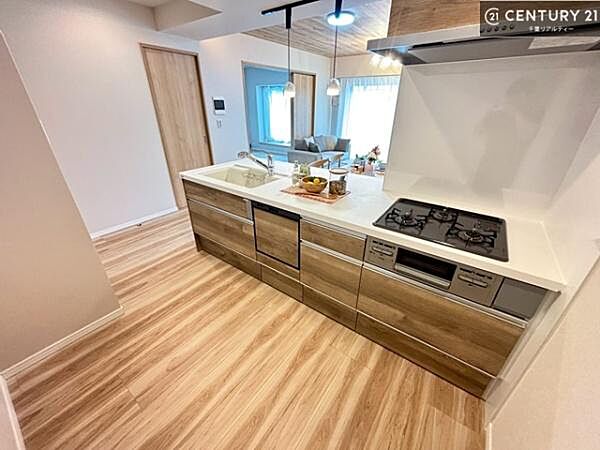 大人気の対面式システムキッチンを採用しています！ご家族のコミュニケーションが自然と増える設計です。お子様にも目が届くので嬉しいですね！広々使えて快適で作業が進みます。