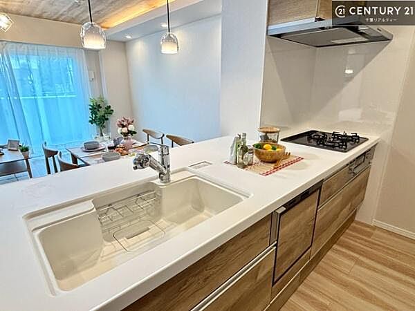 ワイドなシンクですね！水が跳ねにくく洗物がしやすい家事が楽々仕様のシステムキッチンです！デザイン性と機能性を兼ねたキッチンで清潔感がありますね！