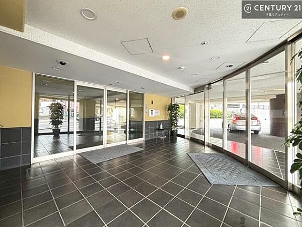大切なお客様をお出迎えするエントランス。陽当たりも良く心地の良い空間です。