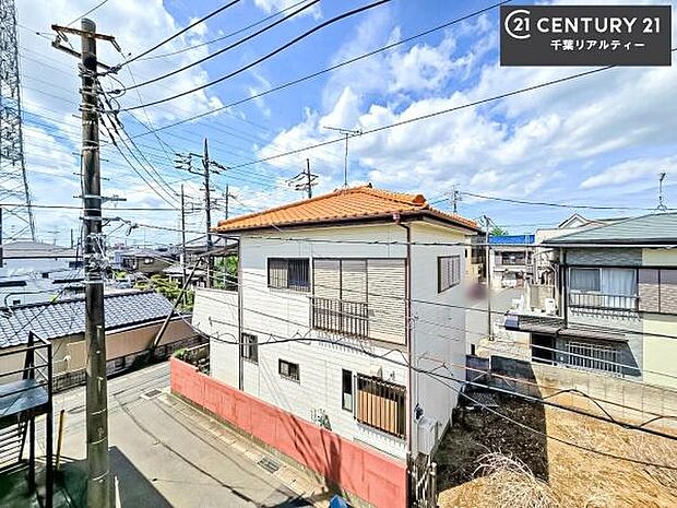 落ち着きある住宅街です!周囲には高い建物がなく、空が広く開放感があり、陽当たりを大きく遮られることもありません!気持ちの良い風が通り抜ける街並みです!