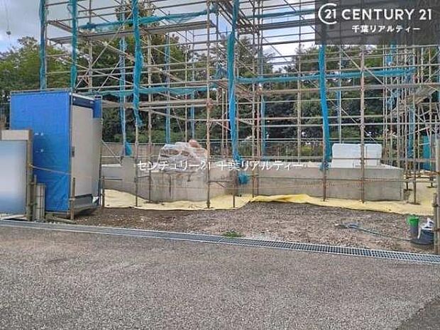 カースペースは並列で2台駐車可能なゆとりある設計。お車同士の入れ替えが不要なため、毎日の通勤やお出かけもスムーズに行えます。