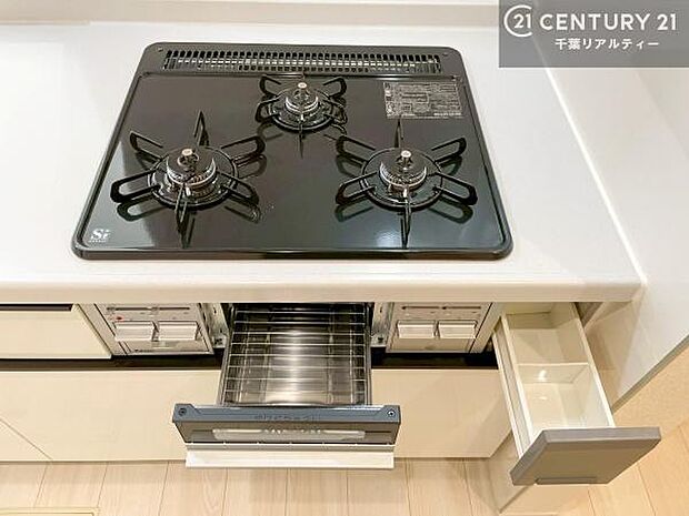 コンロは三口あるのでお料理の同時進行ができます。もちろんグリル付きです。調理スペースも広々している為作業がしやすい！使い勝手が良いシステムキッチンです！