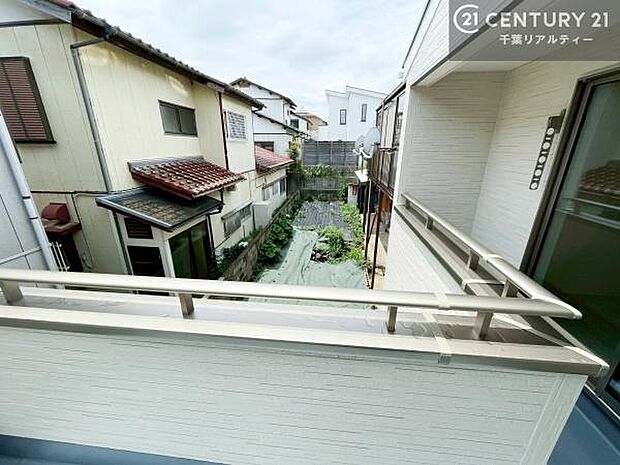 晴れた日には青い空を見渡せる開放的な時間を楽しめます。気持ちの良い風が通り抜ける街並みです！