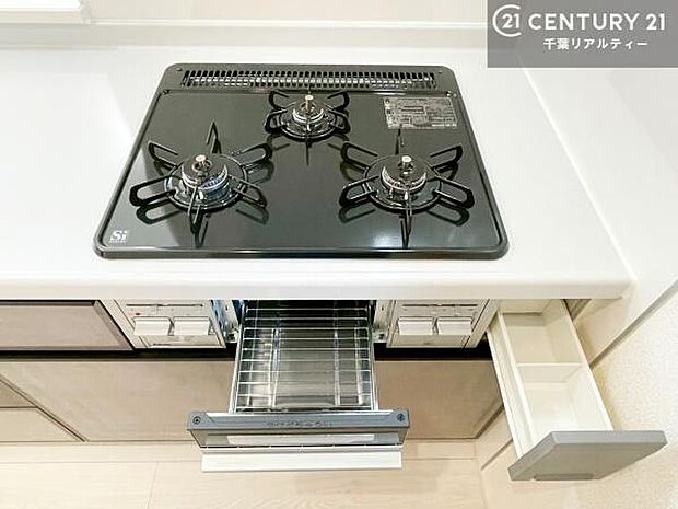 コンロは三口あるのでお料理の同時進行ができます。もちろんグリル付きです。調理スペースも広々している為作業がしやすい！使い勝手が良いシステムキッチンです！