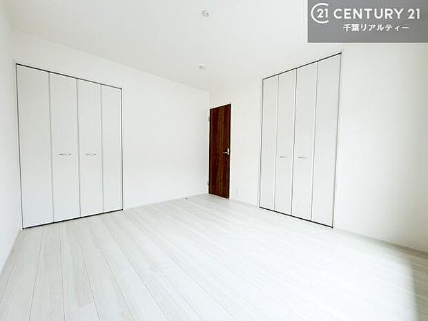 収納力のある洋室です。お部屋もすっきり広々と使えて気持ちが良いです！キレイな明るいお部屋で過ごすのは、更にのんびりゆっくりできますね！