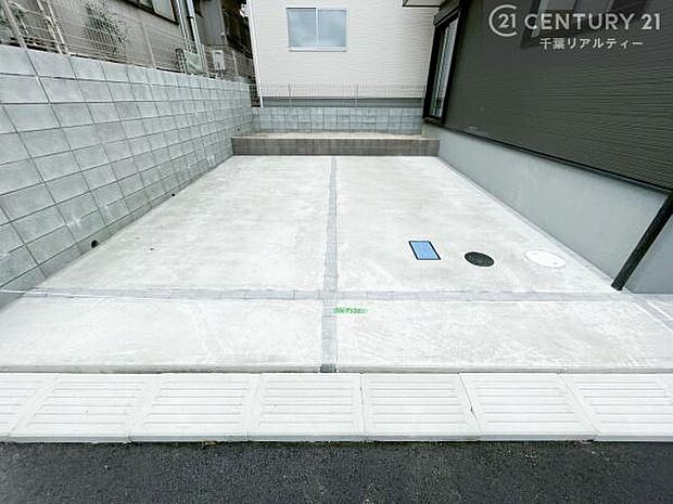 カースペースは並列で2台駐車可能なゆとりある設計。お車同士の入れ替えが不要なため、毎日の通勤やお出かけもスムーズに行えます。