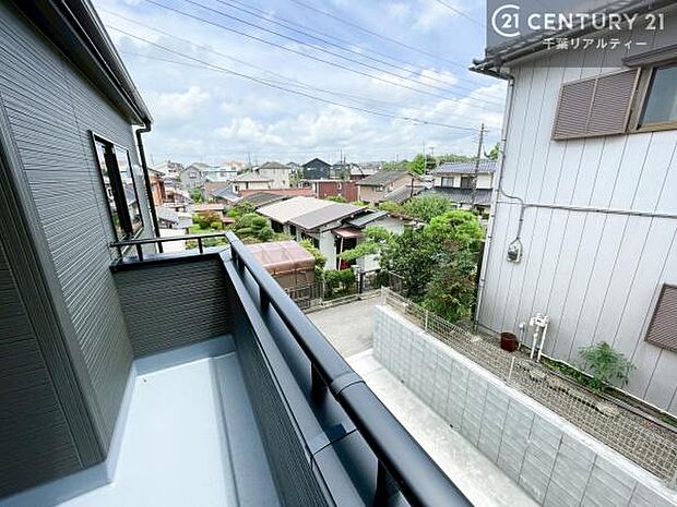 落ち着きある住宅街です！周囲には高い建物がなく、空が広く開放感があり、陽当たりを大きく遮られることもありません！気持ちの良い風が通り抜ける街並みです！