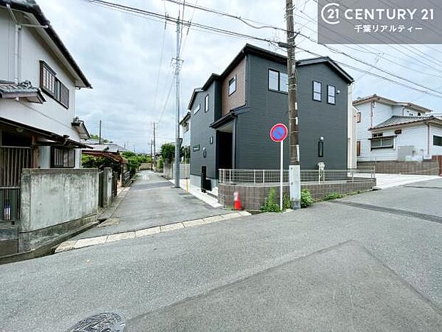 角地ならではの開放的な立地が魅力。周囲に圧迫感が少なく、のびのびとした暮らしを叶えます。