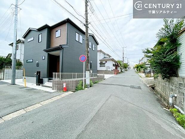 落ち着いた街並みが広がる閑静な住宅街に位置し、穏やかで心安らぐ暮らしを叶える住環境です。