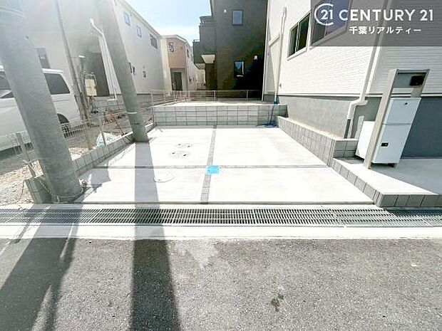 カースペースは並列で2台駐車可能なゆとりある設計。お車同士の入れ替えが不要なため、毎日の通勤やお出かけもスムーズに行えます。