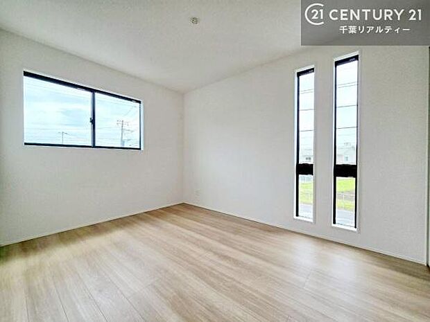 掃き出し窓がないお部屋は、お子様のお部屋としても安心です!収納スペースも充実しているので散らかったお部屋をサッと片付けられます!