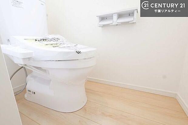 1・2階にトイレがございます!朝の忙しい時間帯も待たずにすみそうですね。白を基調とした清潔感のあるトイレでお手入れがしやすいです!