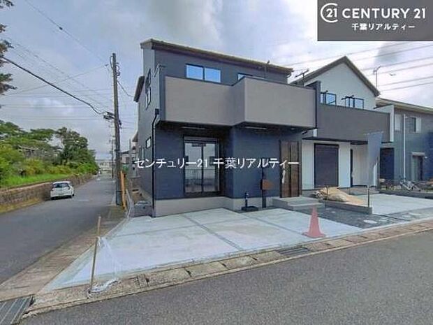 駐車スペースは2台分あります！セカンドカーはもちろん、バイクや自転車なども置き場所に困りません。