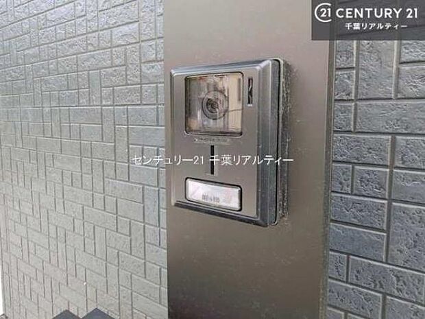 TVモニター付インターフォンを完備。来訪者の顔を確認してから対応できるため、防犯面にも配慮された安心の設備です。