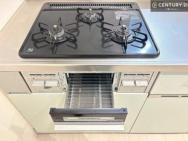コンロは三口あるのでお料理の同時進行ができます。もちろんグリル付きです。調理スペースも広々している為作業がしやすい！使い勝手が良いシステムキッチンです！