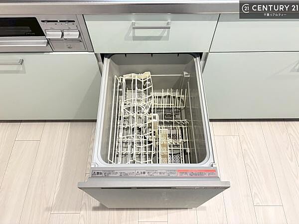 食洗機付きのキッチンです！忙しい時や手荒れ防止として大変活躍する便利な仕様！ビルトインなのでキッチンの場所を取らず調理スペースを広く使うことが出来ます！