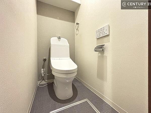 清潔感のある色味のお手洗いです！さわやかでスッキリする空間です！白を基調としているので、お手入れがしやすいトイレです！