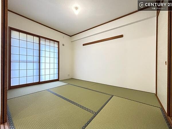 リビングと隣接している和室です！客間としてはもちろん、家事の休憩スペースとして使用するのもいいですね！