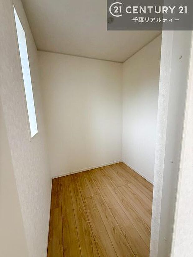 ウォークインクローゼット付きです。たくさんのお洋服などを収納しておけそうですね!他にも扇風機や加湿器など季節物の大きな家電も収納できます!
