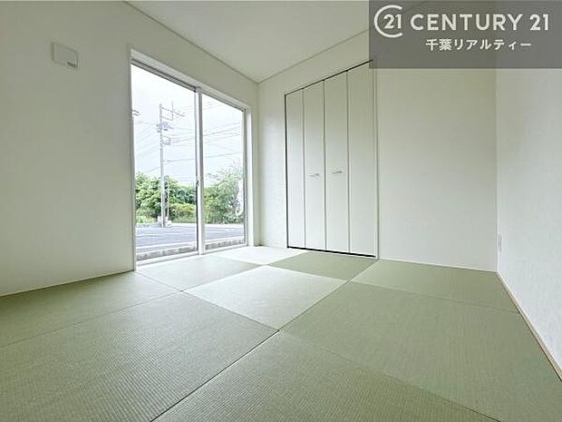 まだ畳は敷かれていませんが、和室ではお子様が転んでも怪我をする心配はほとんどありません。家事の合間にママやパパが寝ころんで使える休憩スペースとしても利用可!