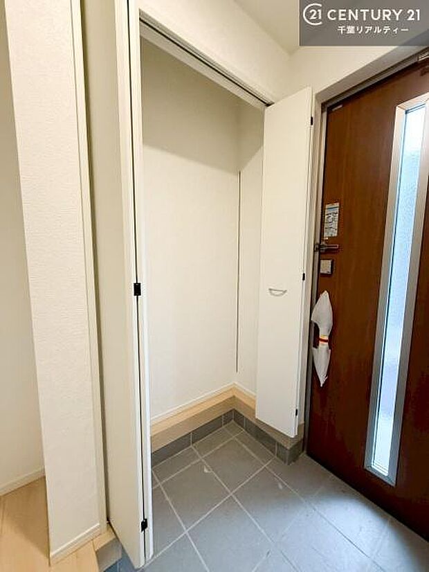 疲れて帰ってきても、ただいま！を言いたくなる、優しく迎え入れてくれる空間になっています。明るく温もり溢れる玄関です！