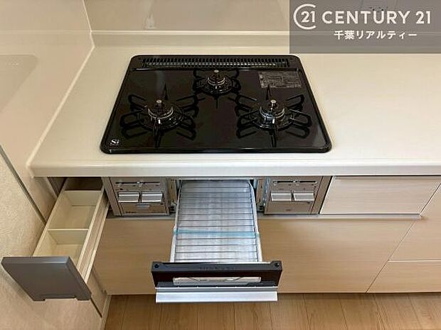 コンロは三口あるのでお料理の同時進行ができます。もちろんグリル付きです。調理スペースも広々している為作業がしやすい!使い勝手が良いシステムキッチンです!