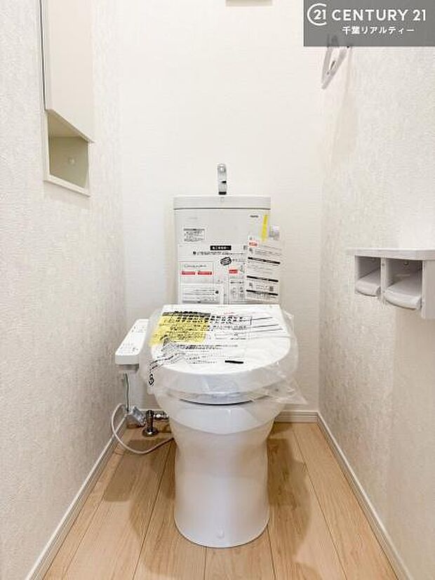 温水洗浄便座につき、冬場は便座が暖かくできるので冷たい便座に座らずに済む嬉しい仕様です!シンプルなカラーを基調としているので、お手入れがしやすいです。