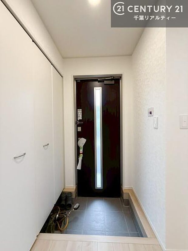 疲れて帰ってきても、ただいま!を言いたくなる、優しく迎え入れてくれる空間になっています。玄関収納たっぷり!明るく温もり溢れる玄関です!