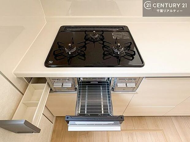 コンロは三口あるのでお料理の同時進行ができます。もちろんグリル付きです。調理スペースも広々している為作業がしやすい!使い勝手が良いシステムキッチンです!