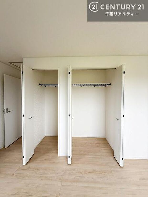 収納力のある洋室です。お部屋もすっきり広々と使えて気持ちが良いです!キレイな明るいお部屋で過ごすのは、更にのんびりゆっくりできますね!