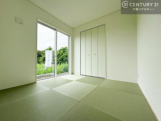 リビングと隣接している和室です!客間としてはもちろん、家事の休憩スペースとして使用するのもいいですね!