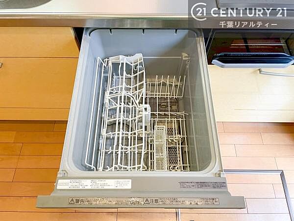 食洗機付きのキッチンです！忙しい時や手荒れ防止として大変活躍する便利な仕様！ビルトインなのでキッチンの場所を取らず調理スペースを広く使うことが出来ます！