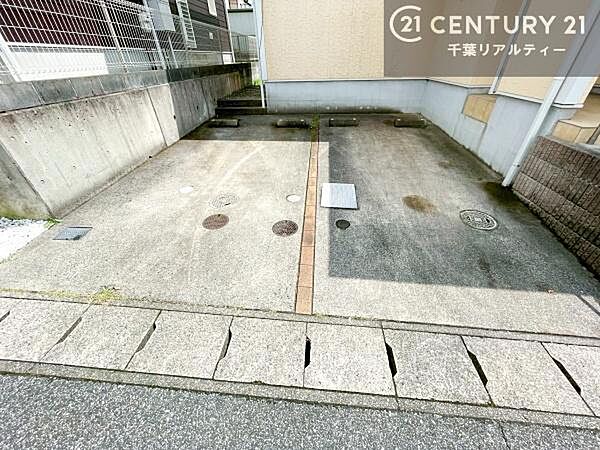 駐車スペースは2台分あります！セカンドカーはもちろん、バイクや自転車なども置き場所に困りません。