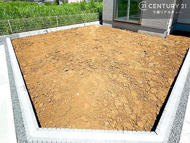 陽当たり良好なお庭です！晴れた日には青い空を見渡せる開放的な時間を楽しめます。ガーデニングや家庭菜園も楽しめます！