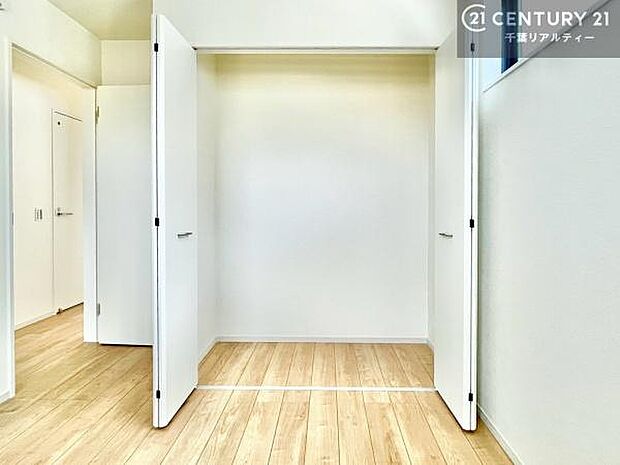 住空間をすっきり使うためには必須ポイントの収納スペースですよね。是非現地でご確認ください！