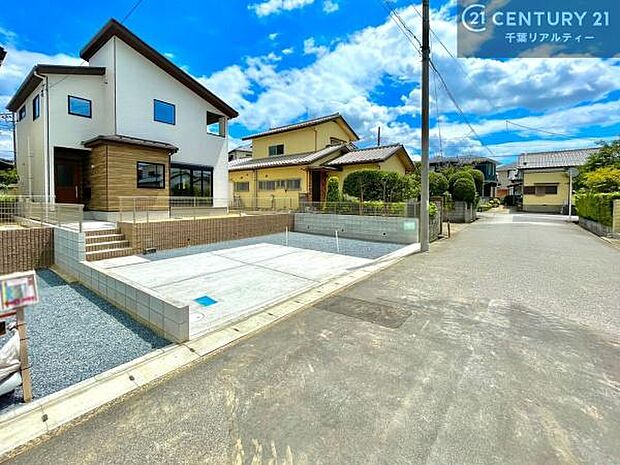 落ち着いた街並みが広がる閑静な住宅街に位置し、穏やかで心安らぐ暮らしを叶える住環境です。