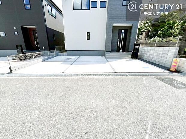 カースペースは並列で2台駐車可能なゆとりある設計。お車同士の入れ替えが不要なため、毎日の通勤やお出かけもスムーズに行えます。