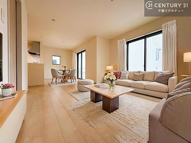 家具はCGパースです。大切な家族が集まるからこそLDKにはこだわりたい。子供たちが元気に笑いながら走り回っている姿を見た時が「広い家にして良かった」と思う瞬間です。