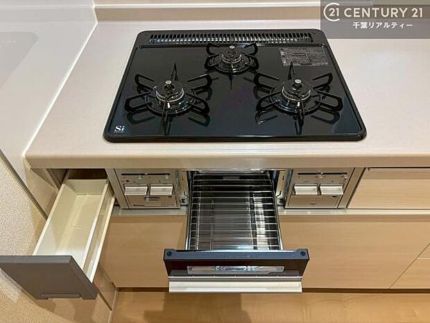 コンロは三口あるのでお料理の同時進行ができます。もちろんグリル付きです。調理スペースも広々している為作業がしやすい!使い勝手が良いシステムキッチンです!
